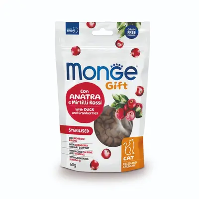 MONGE GIFT FILLED AND CRUNCHY STERILISED CAT – лакомство за кастрирани котки с патешко и червени боровинки, без зърнени култури